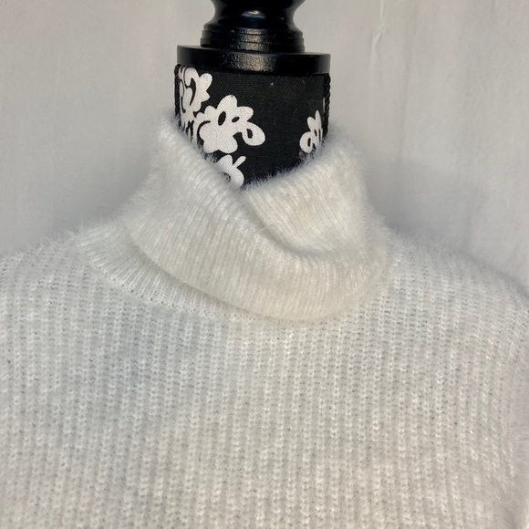 Forever 21 Contemporary White Turtleneck - Picture 3 of 4